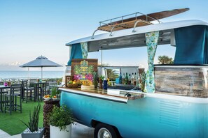4 restaurants servant le petit déjeuner, spécialités Cuisine américaine