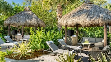 2 piscinas al aire libre, sombrillas