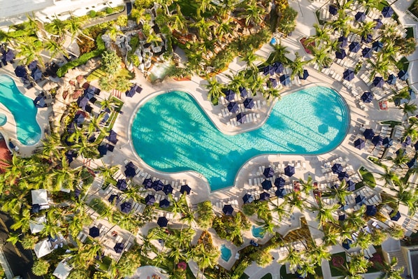 2 piscines extérieures, parasols