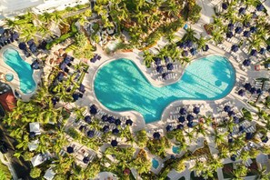 2 つの屋外プール、プール パラソル