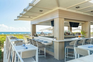 3 bars/lounges, een poolbar