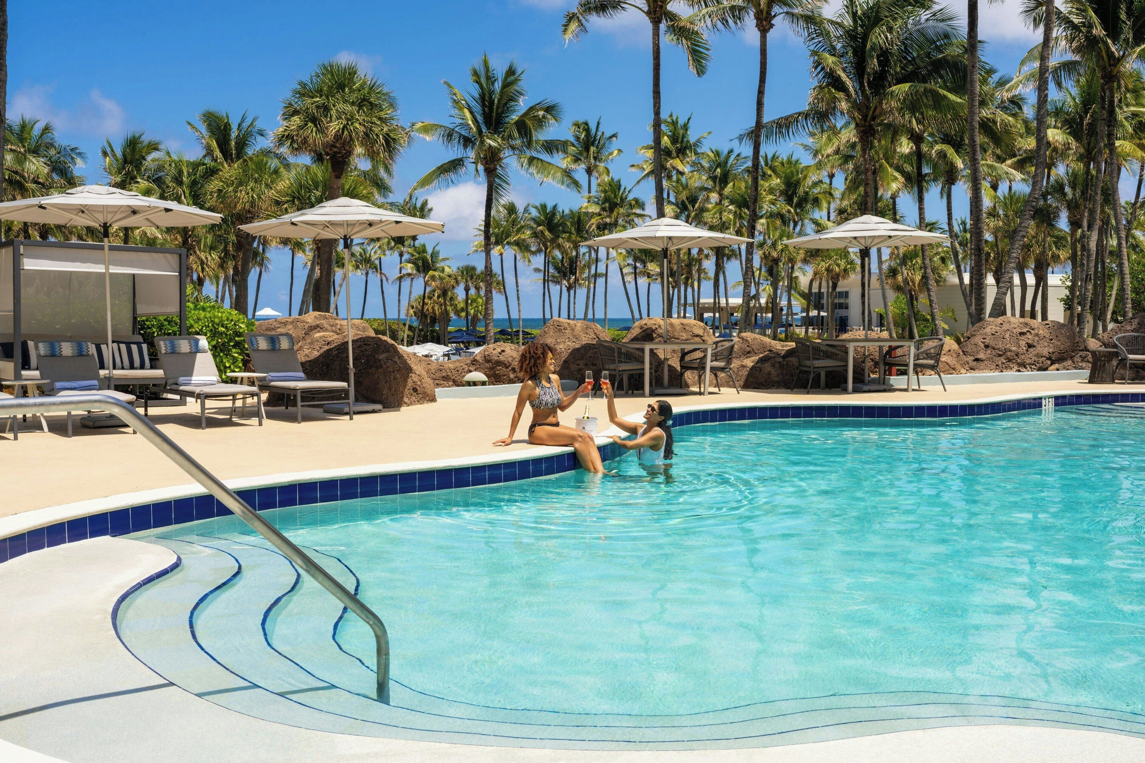 2 piscinas al aire libre, sombrillas