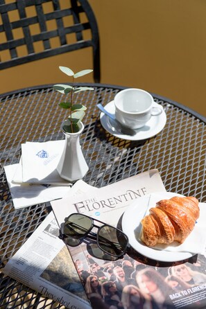 Se ofrece un desayuno bufé (15 EUR por persona)