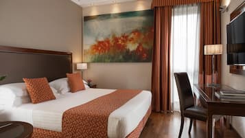 Seprai premium, minibar, brankas, dan meja kerja