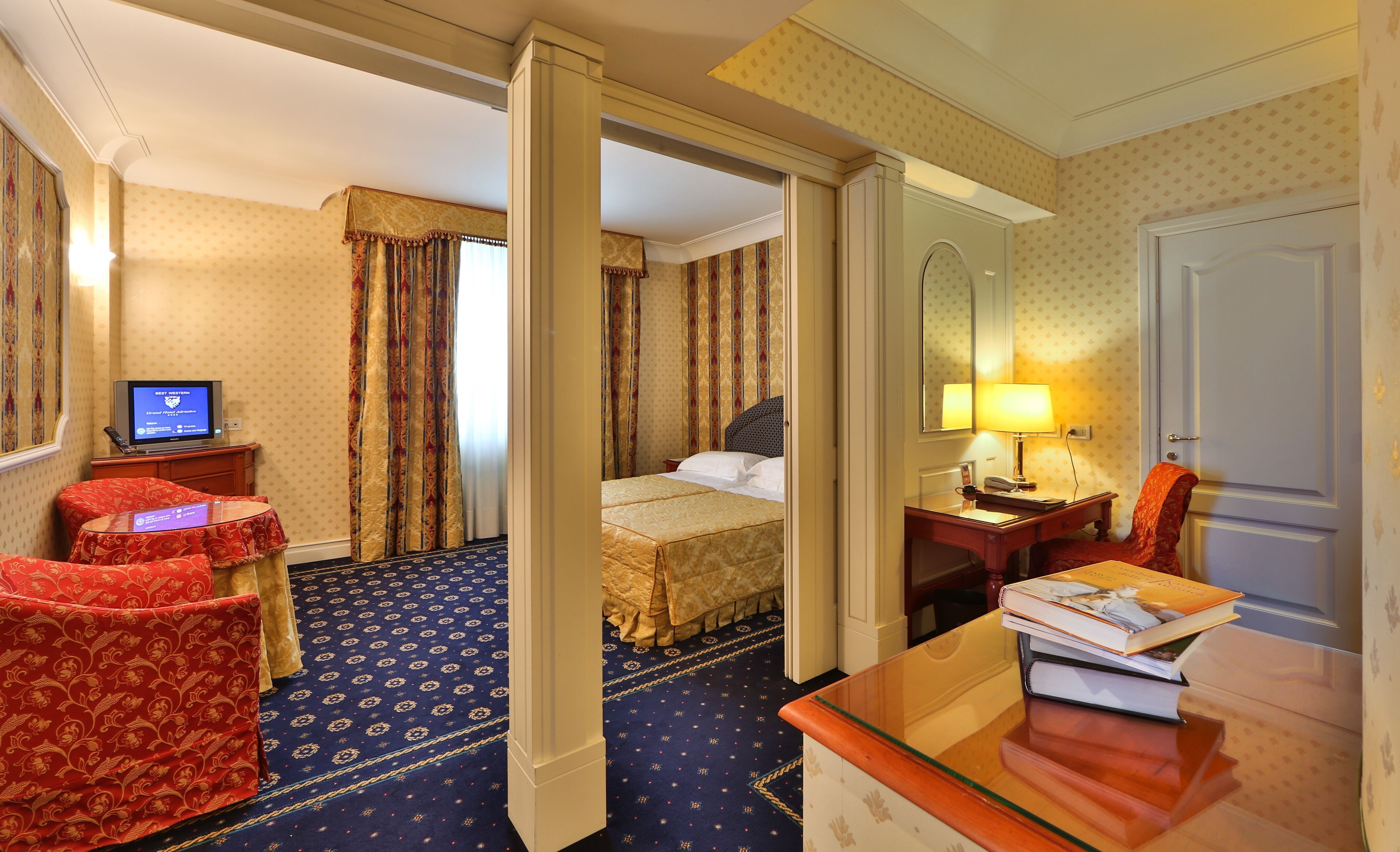 Sengetøy av topp kvalitet, minibar, safe på rommet og skrivebord