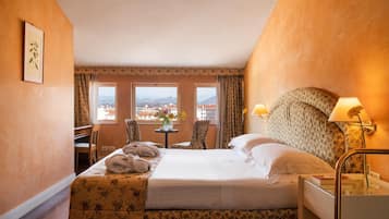 Doppelzimmer, Stadtblick | Hochwertige Bettwaren, Minibar, Zimmersafe, Schreibtisch