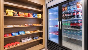 Máquina expendedora de aperitivos y bebidas, con una variedad de opciones.