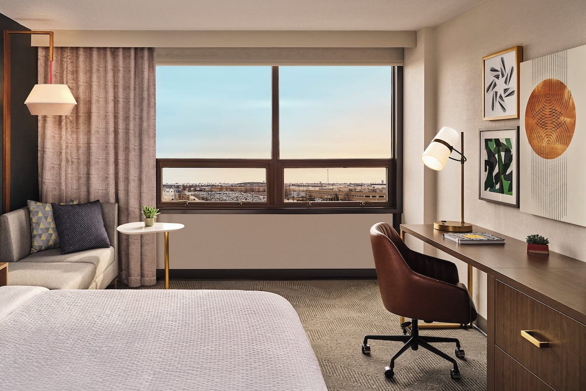 Premium-huone | Ylelliset vuodevaatteet, pillowtop-patjalliset sängyt, työpöytä