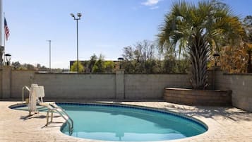 Piscine extérieure (ouverte en saison), chaises longues