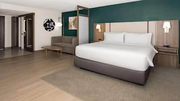 Luxe beddengoed, pillowtop-bedden, een bureau, een laptopwerkplek