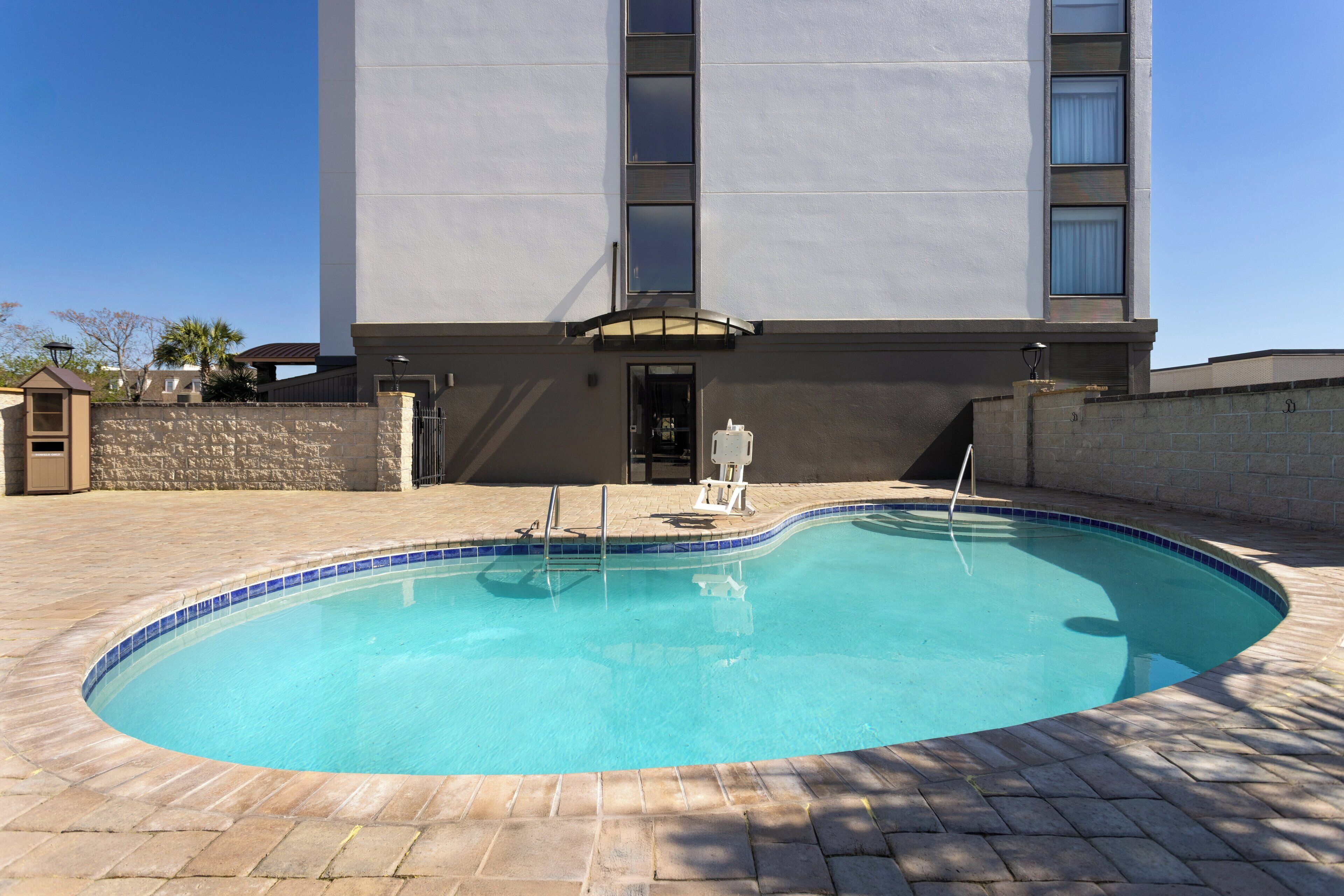 Una piscina al aire libre de temporada (de 10:00 a 21:00), tumbonas