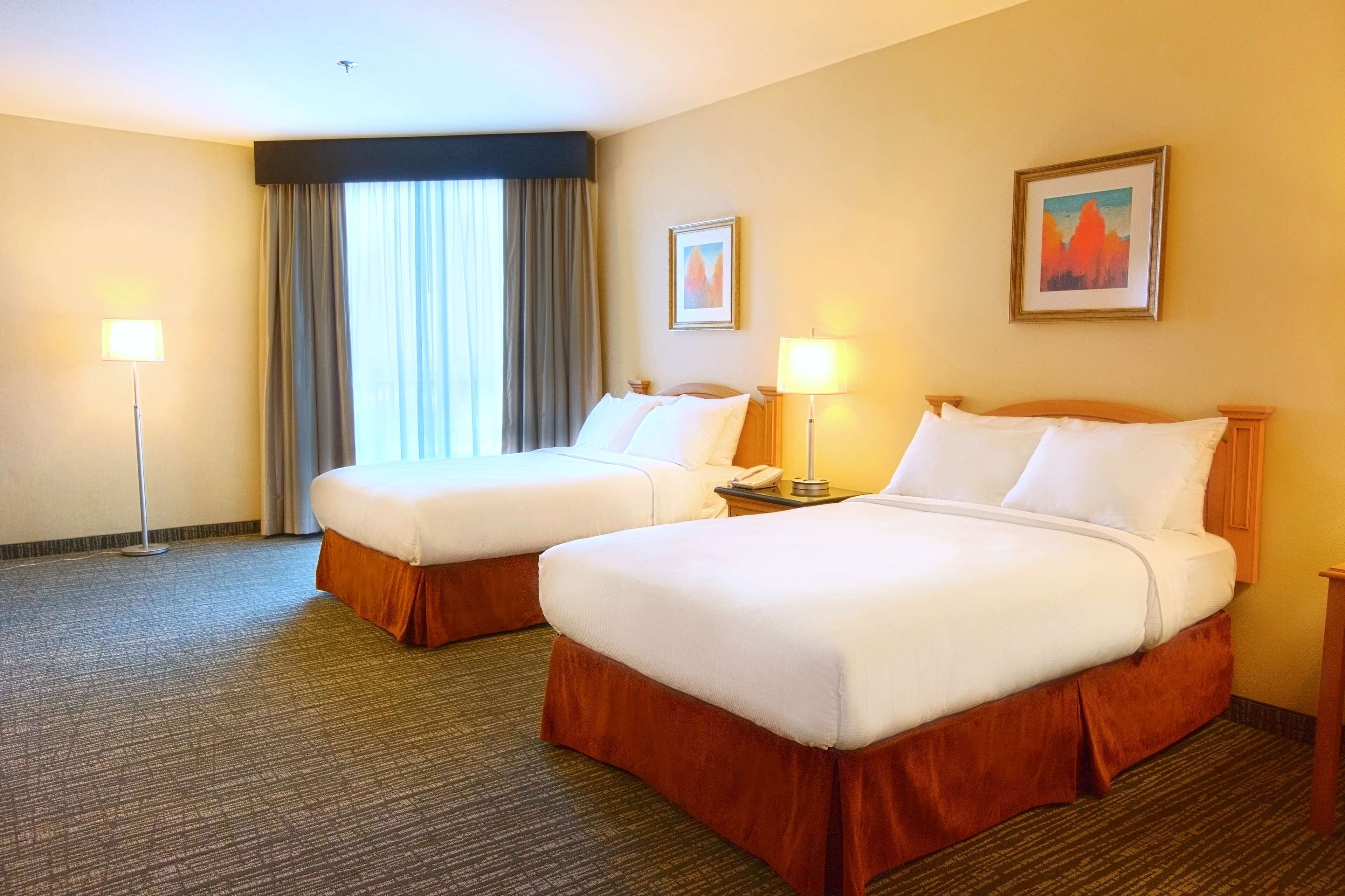 suite, 2 double beds (conference table) | bathroom | shower, free toiletries, hair dryer, towels