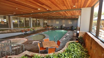 Piscine couverte, parasols de plage