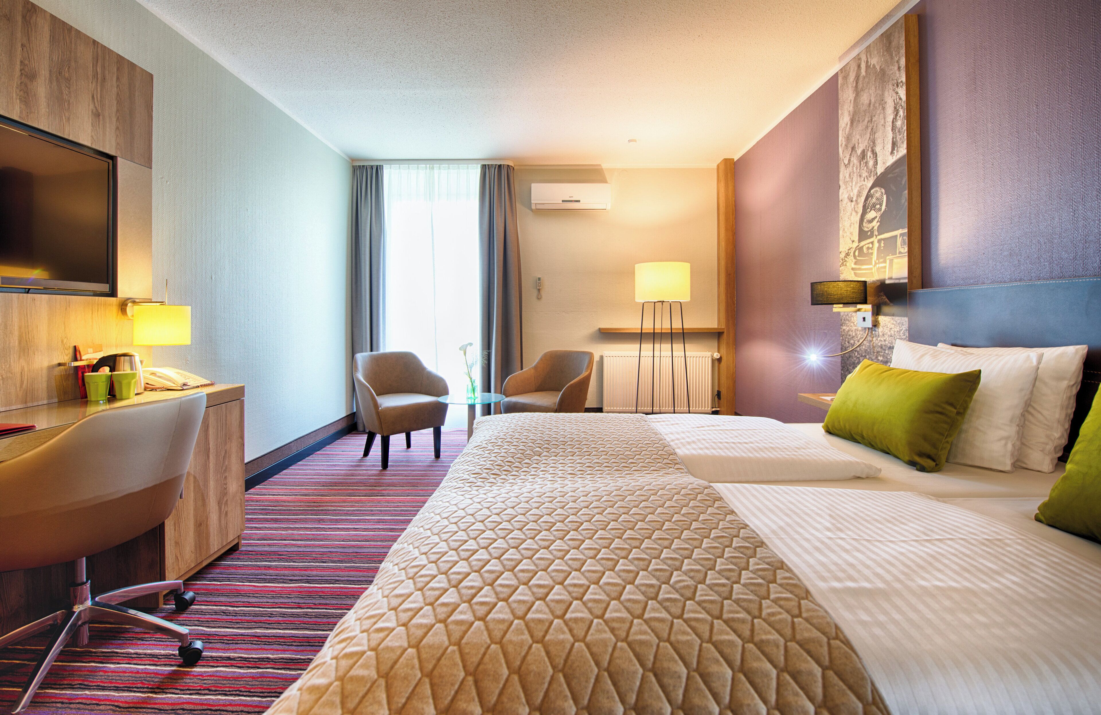 Een kluis op de kamer, een bureau, geluiddichte muren, gratis wifi