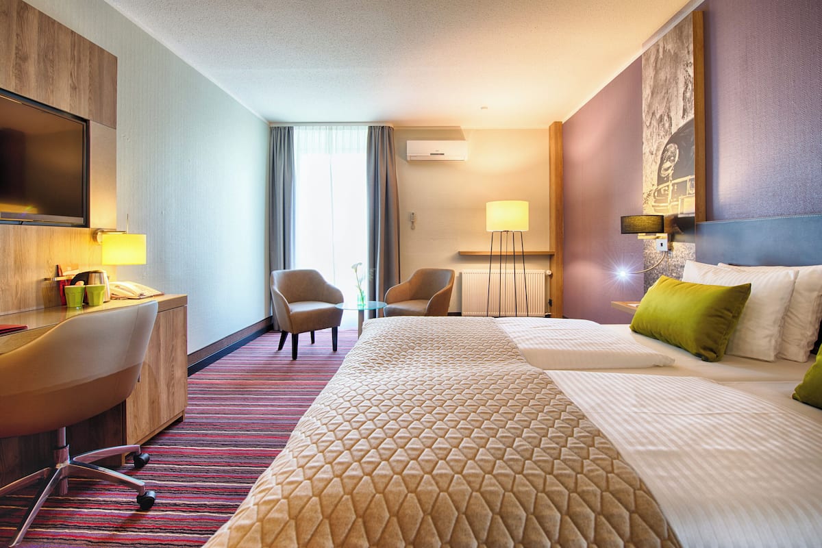 Pengeskab på værelset, skrivebord, lydisolering, gratis baby-/barnesenge