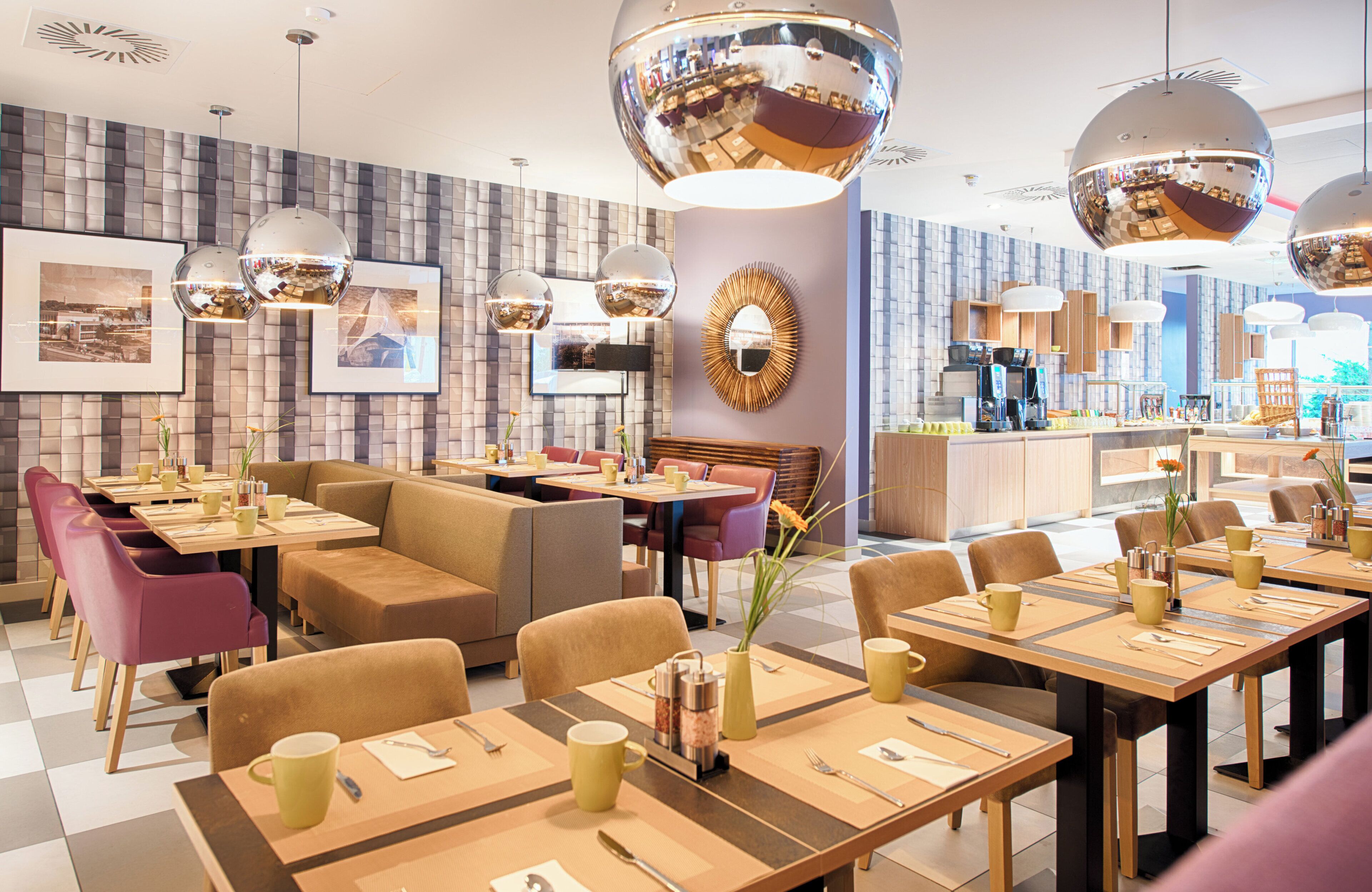 Ein modernes Restaurant mit Sitzecken, Tischen und einer Bar.