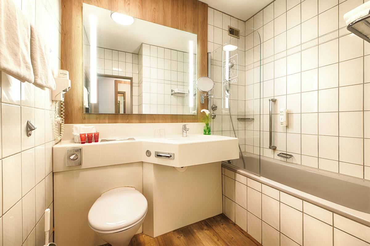 comfort room | bathroom | combined shower/bathtub, free toiletries, hair dryer, towels