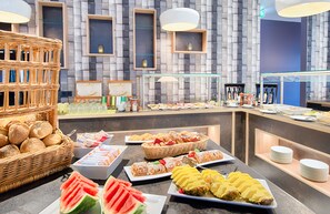 Petit déjeuner buffet (17 EUR par personne)