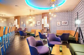 Sert le déjeuner et le dîner