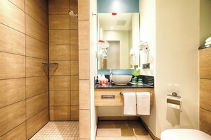 Ensemble douche/baignoire, articles de toilette gratuits, sèche-cheveux