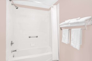 Combined shower/bathtub, free toiletries, hair dryer, towels