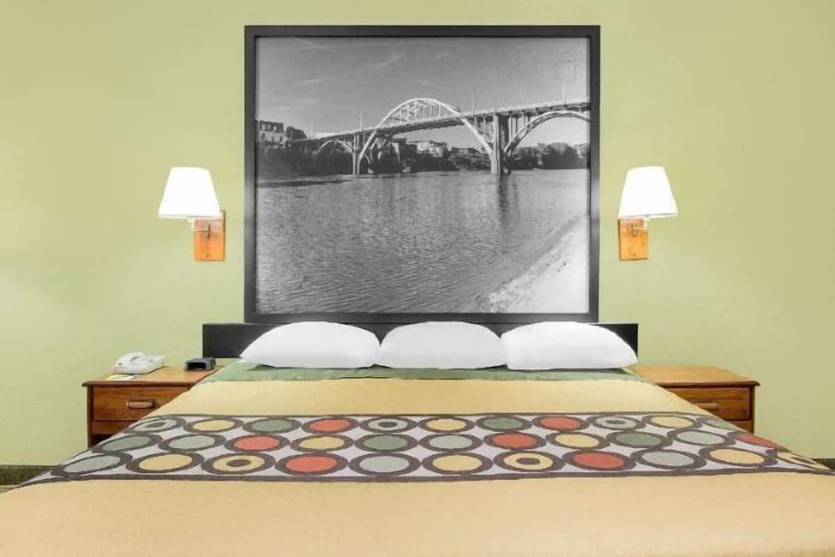 Escritorio, sistema de insonorización y tabla de planchar con plancha