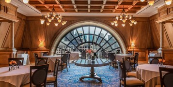 3 restaurantes; se sirve desayuno, almuerzo y cena; cocina japonesa