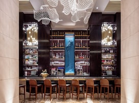 3 bars/lounges