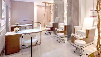 Salas de tratamiento para parejas, sauna y tina de hidromasaje