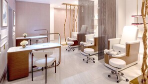 Couples treatment room(s), sauna, hot tub, steam room, body treatments
