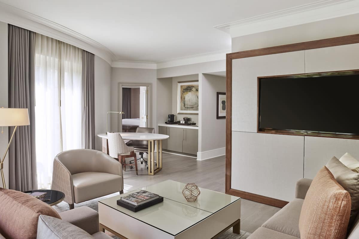 Suite (Metropolitan) | Luxe beddengoed, een minibar, een kluis op de kamer, een bureau