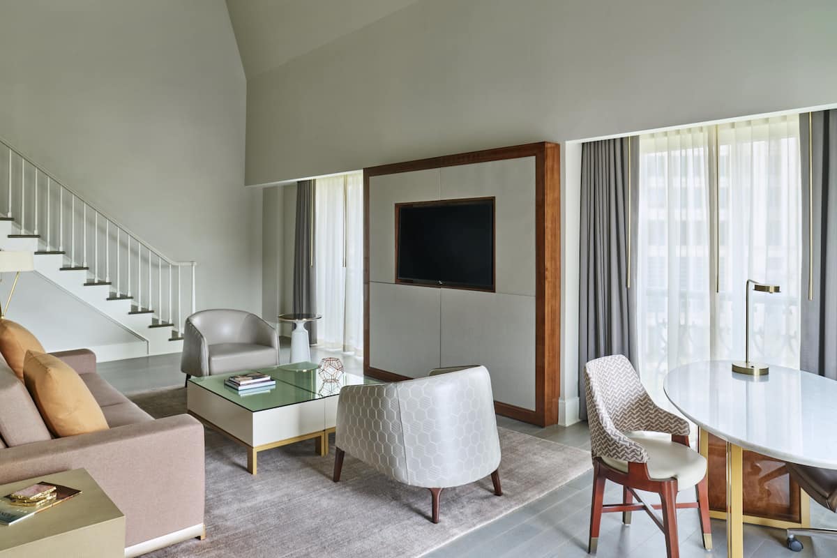 Suite (Crescent Suite) | Luxe beddengoed, een minibar, een kluis op de kamer, een bureau