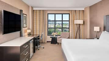 低刺激性寝具、ピロートップベッド、セーフティボックス (室内)、デスク