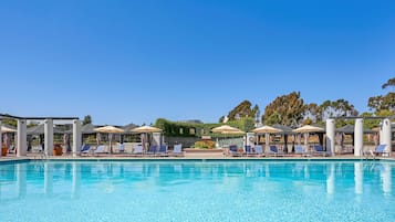 Piscine extérieure, chaises longues