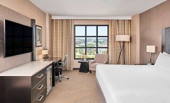 Room, 1 King Bed, City View | Hypo-allergenic bedding, pillowtop beds, in-room safe, desk at Hyatt Regency La Jolla