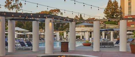 Utomhuspool och solstolar