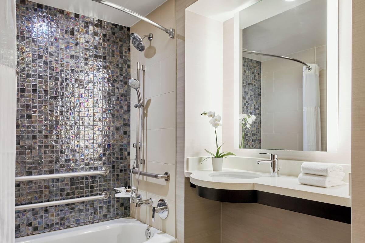 Room, 1 Katil Raja (King), Accessible, Bathtub | Bilik Mandi | Kelengkapan dandanan diri berjenama, pengering rambut, tuala disediakan 