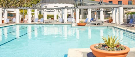 Alberca al aire libre y camastros