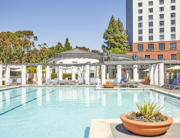 Kolam renang terbuka, kerusi lepak pantai