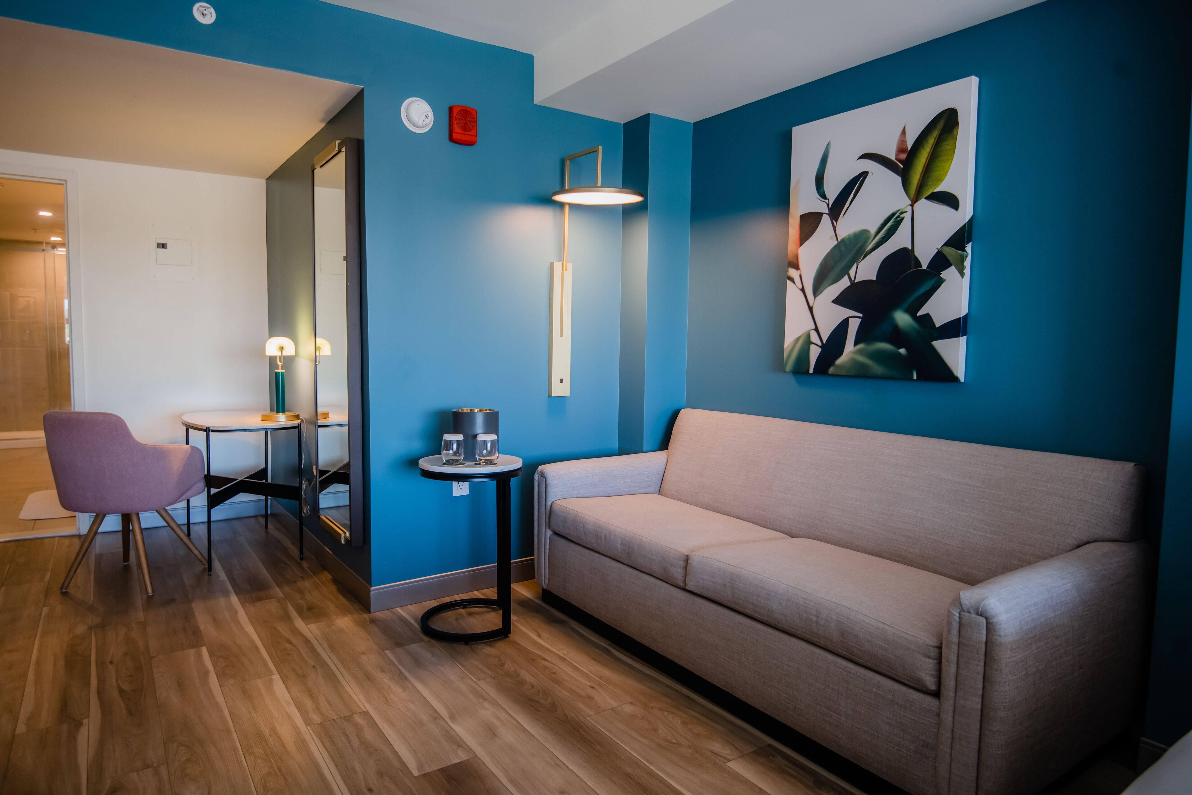 madera queen queen | frette italian sheets, premium bedding, in-room safe, desk