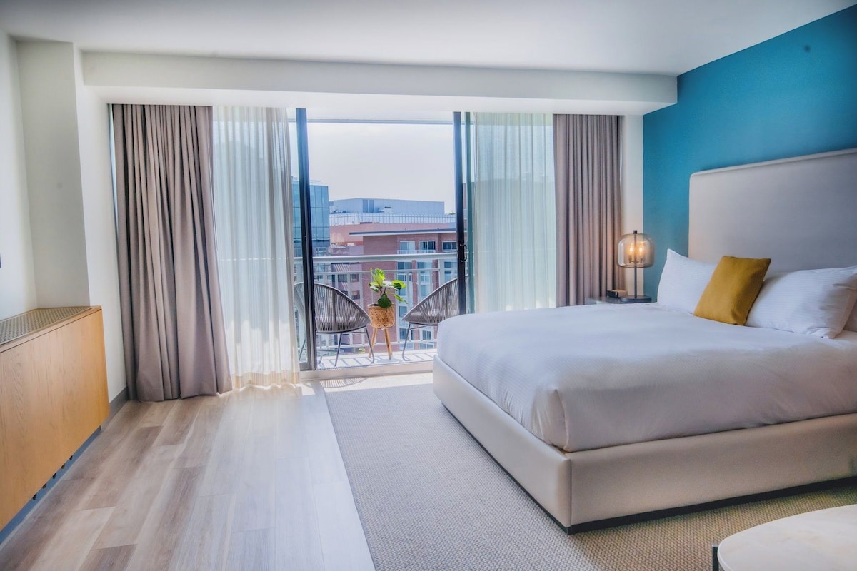 Frette Italian sheets, premium bedding, in-room safe, desk