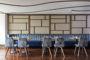 朝食、ランチ、ディナーに営業