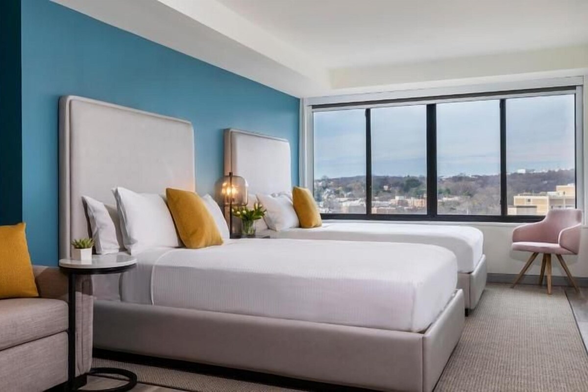 Frette Italian sheets, premium bedding, in-room safe, desk