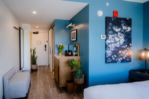 ルーム キングベッド 1 台 (Madera Cozy King) | イタリアのフレッテ製シーツ、高級寝具、セーフティボックス (室内)、デスク