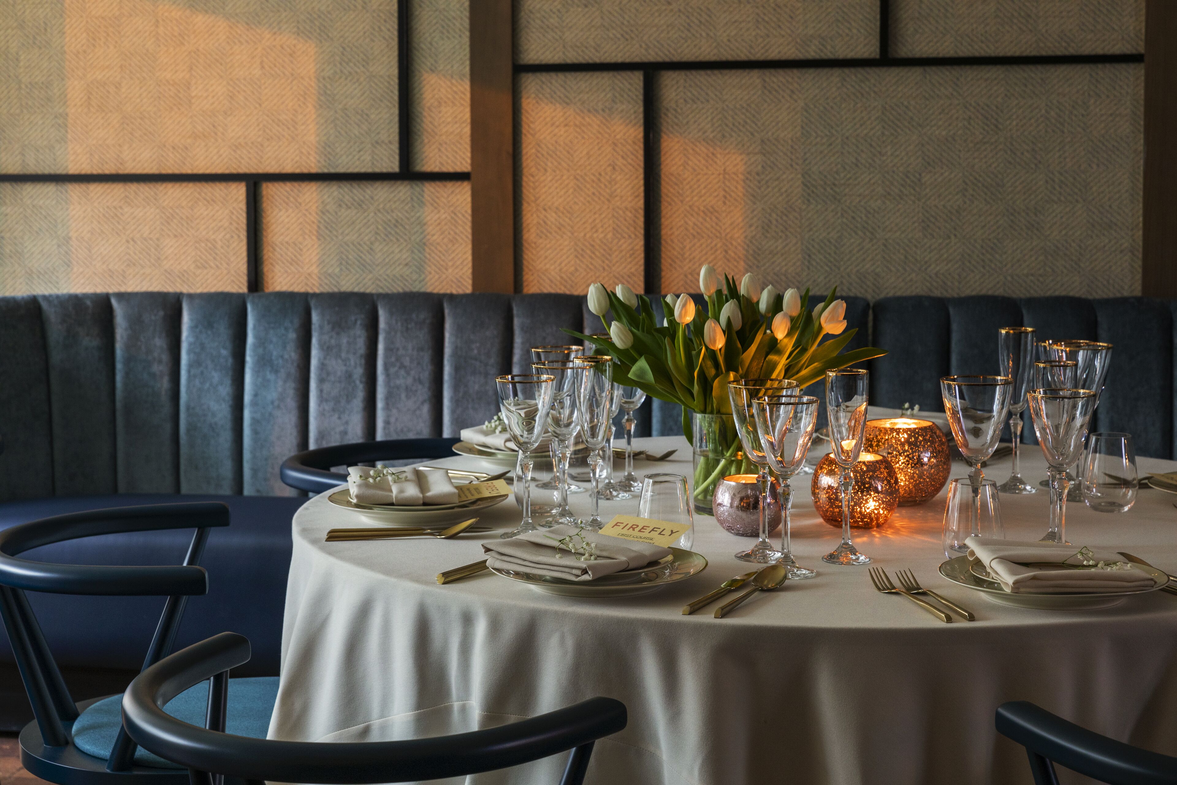 朝食、ランチ、ディナーに営業