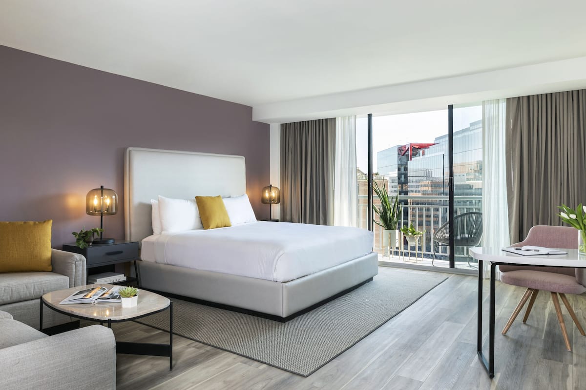 frette italian sheets, premium bedding, in-room safe, desk