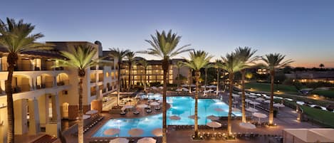 6 piscines extérieures, tentes de plage, chaises longues