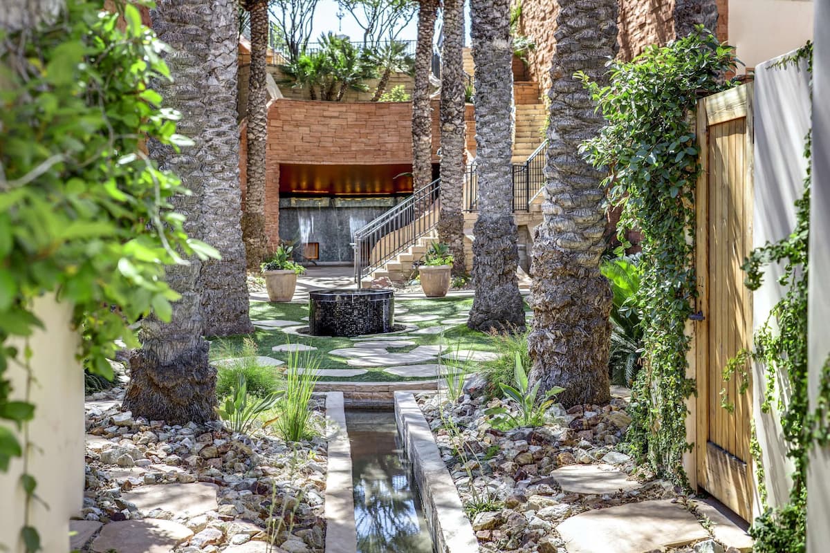 sauna, hot tub, steam room, body treatments, aromatherapy