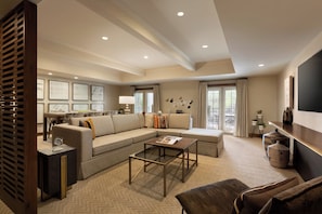 Fairmont Gold, Suite, 1 très grand lit, balcon | Aire de séjour | Téléviseur à écran plat, console de jeux vidéo