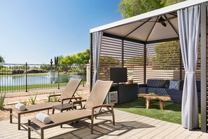 6 albercas al aire libre, camas balinesas (con cargo) y camastros 